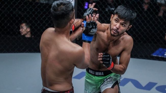 Riski Umar (kanan) saat bertarung di ring. [Dok. ONE Championship]