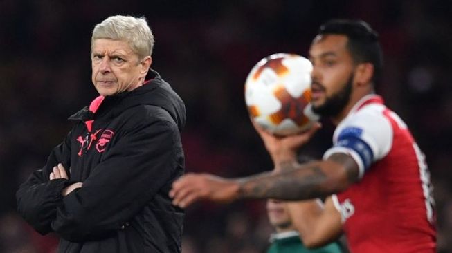 Manajer Arsenal melihat pemainnya, Theo Walcott dalam sebuah laga Liga Eropa pada November 2017 lalu. [AFP/Ben Stansall]