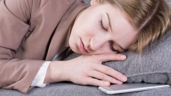 Kebiasaan menyimpan ponsel di bawah bantal saat tidur buruk bagi kesehatan. (Shutterstock)