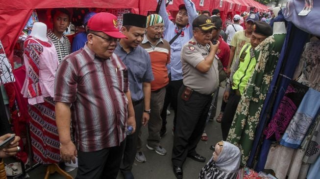 Komisioner Ombudsman Republik Indonesia (ORI), Adrianus Meliala melakukan monitoring terhadap Pedagang Kaki Lima (PKL) di kawasan Tanah Abang, Jakarta, Rabu (17/1). 