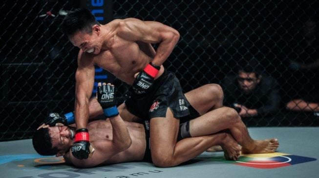 Sunoto (atas) saat bertarung di ring. [Dok. ONE Championship]