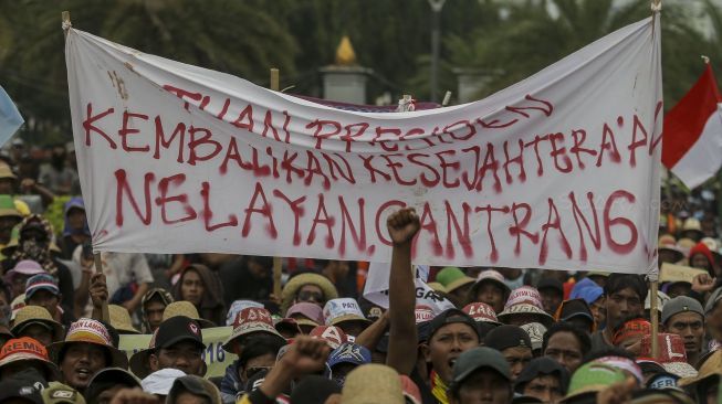 Ratusan Nelayan dari berbagai daerah yang tergabung dalam Aliansi Nelayan Indonesia (ANI) menggelar unjuk rasa di Monas, Jakarta Pusat, Rabu (17/1). 