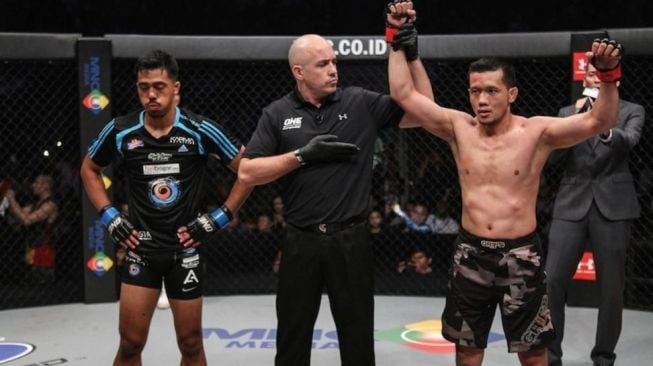 Yohan Mulia Legowo (kanan) usai meraih kemenangan dalam salah satu laganya. [Dok. ONE Championship]