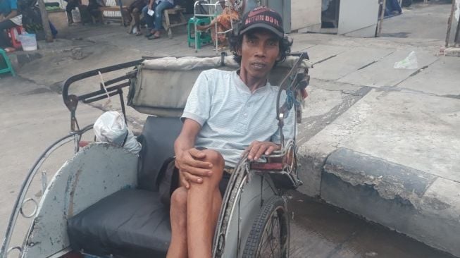 Cerita Penarik Becak: Dilibas Ojol dan Nyaris Digaruk Satpol PP