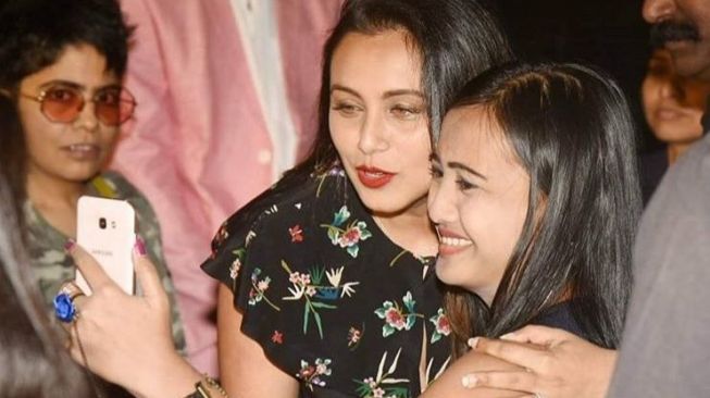 Lina Mukherjee berpose bareng Rani Mukerji (Instagram)
