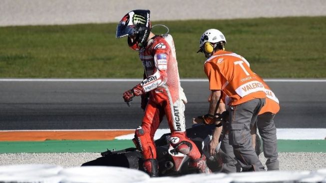 Pebalap Ducati, Jorge Lorenzo, gagal melanjutkan lomba setelah terjatuh pada seri terakhir MotoGP 2017 di Sirkuit Ricardo Tormo, Valencia, 12 November 2017. [AFP/Jose Jordan]