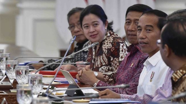 Presiden Joko Widodo bersama Wakil Presiden Jusuf Kalla memimpin rapat terbatas tentang rencana pembangunan Universitas Islam Internasional Indonesia di Istana Merdeka, Jakarta, Kamis (18/1). 