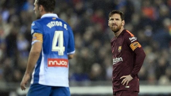 Reaksi Lionel Messi usai gagal mengeksekusi penalti ke gawang Espanyol [AFP]