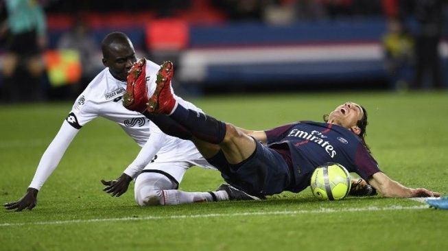 Pemain PSG Edinson Cavani dijatuhkan pemain Dijon di kotak penalti [AFP]