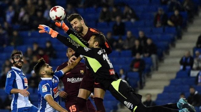 Penjaga gawang Espanyol Diego Lopez meninju bola di udara [AFP]