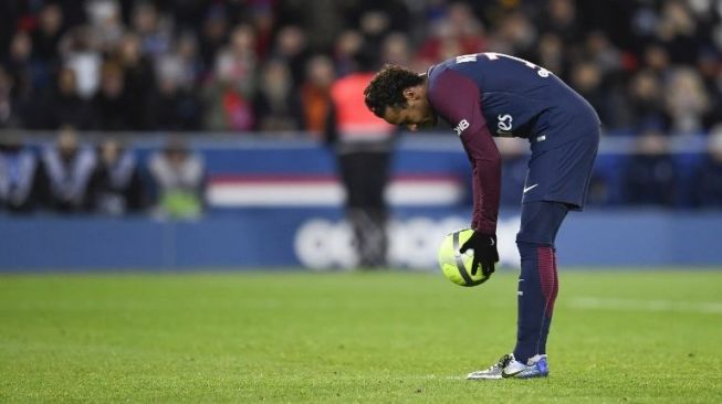 Neymar bersiap mengeksekusi penalti [AFP]