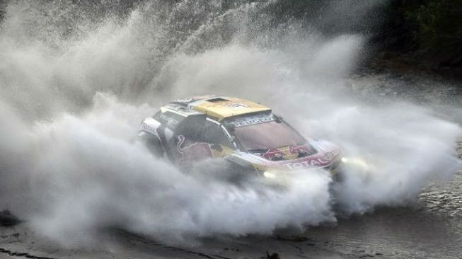 Pereli tim Peugeot Carlos Sainz dan navigatornya Lucas Cruz bersaing di etape 12 Reli Dakar antara Chilecito dan San Juan, Argentina. FRANCK FIFE / AFP