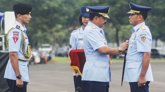 Menggantikan Marsekal TNI Hadi Tjahjanto.  