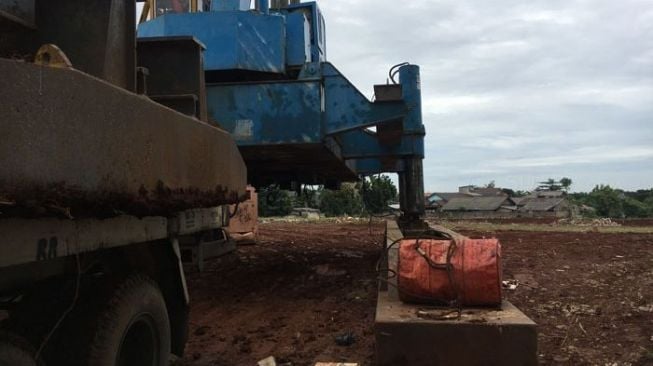  Alat berat yang mangkrak di area proyek rumah down payment (DP; uang muka) 0 rupiah di kawasan Klapa Village, Jalan H Naman, Pondok Kelapa, Duren Sawit, Jakarta Timur, Jumat (19/1/2018). [Suara.com/Erick Tanjung]