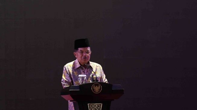 Wakil Presiden Jusuf Kalla memberikan kata sambutan ketika pembukaan Tanwir I Aisyiyah di Universitas Muhammadiyah Surabaya, Jawa Timur, Jumat (19/1). 