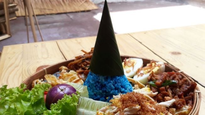 Paket Nasi Teleung, salah satu menu khas Restoran Seeng Nini, dimana warna birunya berasal dari  sari bunga telang yang bagus untuk mata. ( Suara.com / Dinda Rachmawati )