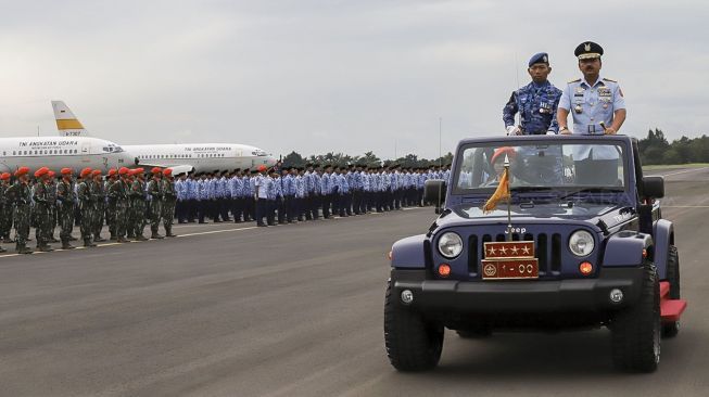 Panglima TNI Marsekal TNI Hadi Tjahjanto memimpin upacara serah terima jabatan Kepala Staf Angkatan Udara (KSAU) Marsekal TNI Yuyu Sutisna di Taxi Way Echo Lanud Halim Perdanakusuma, Jakarta, Jumat (19/1).