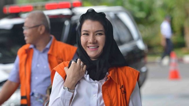 Di Sidang Korupsi Perdana, Bupati Rita Cerita Bisnis Tas Mahal