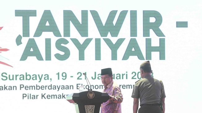 Wakil Presiden Jusuf Kalla memberikan kata sambutan ketika pembukaan Tanwir I Aisyiyah di Universitas Muhammadiyah Surabaya, Jawa Timur, Jumat (19/1). 