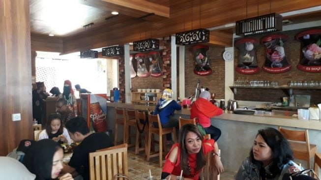 Restoran Seeng Nini dengan suasana Sunda yang kental. (Suara.com / Dinda Rachmawati)