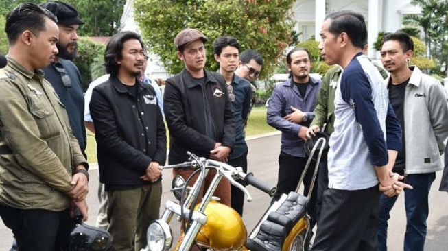 Ini Penampakan Jokowi Bersama Motor Barunya Seharga Rp140 Juta