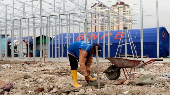 Pekerja menyelesaikan pembangunan shelter penampungan warga di Kampung Akuarium, Jalan Pasar Ikan, Jakarta, Sabtu (20/1).