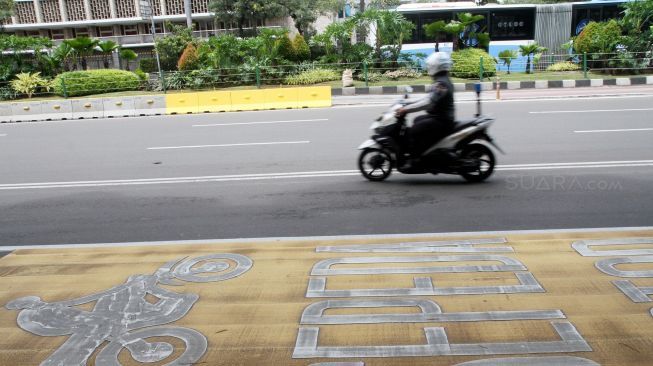 Sepeda motor melintas di Jalan MH Thamrin, Jakarta, Sabtu (20/1). 