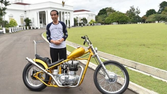 Presiden Joko Widodo membeli motor Royal Enfield Bullet 350cc bergaya chopper, Sabtu (30/1/2018). Motor tersebut dibeli setelah  dimodifikasi komunitas Chopperland dari bengkel 'Elders Garage'. [Biro Setpres]