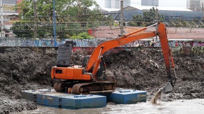 Anggaran Dialihkan, Dinas SDA DKI Klaim Pengerukan Lumpur Tak Terganggu