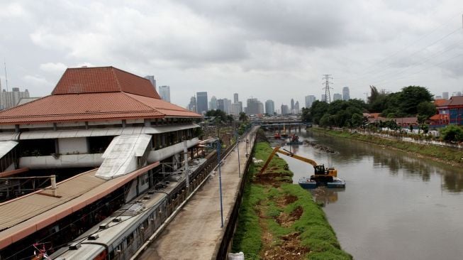 Guna menormalkan kedalaman Kali Ciliwung.