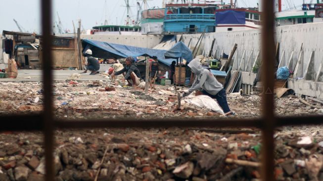 Pekerja menyelesaikan pembangunan shelter penampungan warga di Kampung Akuarium, Jalan Pasar Ikan, Jakarta, Sabtu (20/1).