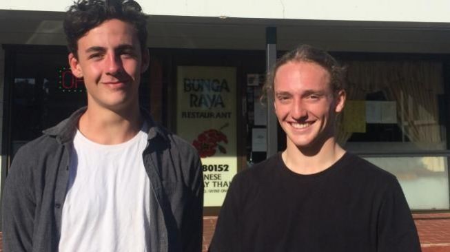 2 remaja Australia, Monty Greenslade (16) dan Gabe Vidler (17) yang tenggelam dan diselamatkan oleh sebuah drone. (Gold Coast Bulletin)