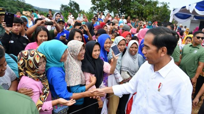 Presiden Joko Widodo meninjau pelaksanaan Program Padat Karya Tunai di Kecamatan Penengahan, Lampung Selatan, Provinsi Lampung, Minggu (21/1/2018).[Foto: Setpres]