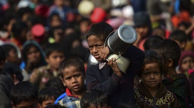 Pengungsi Rohingya mengantre makanan di kamp Thankhali, Bangladesh, (12/1). (AFP)