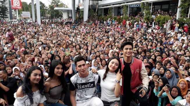 Suasana meet and greet Verrel Bramasta dan kawan-kawan di Jatinegara, Jakarta Timur, Minggu (21/1/2018). [suara.com/Ismail]