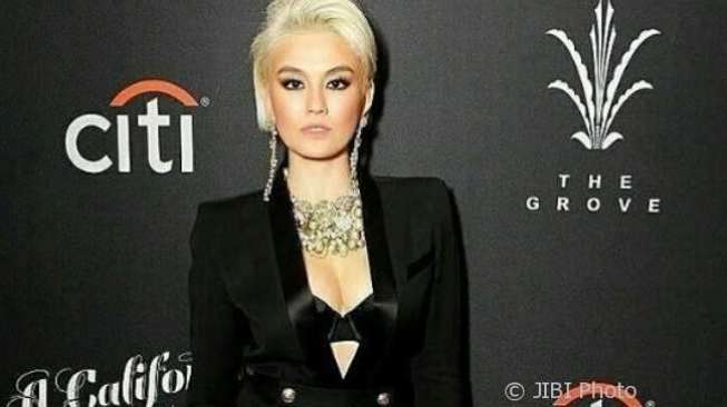 Disebut Gembel, Agnez Mo Pamer Sepatu Rp20 Juta