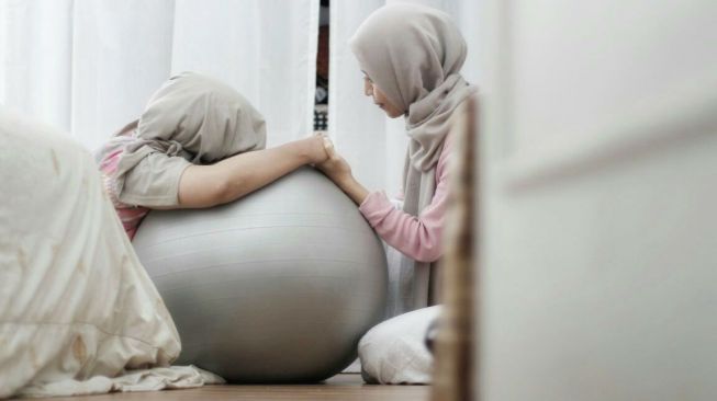 Dyah Pratitasari, saat memberikan latihan fisik ringan untuk ibu hamil. (Foto: Dok. Dyah Pratitasari)