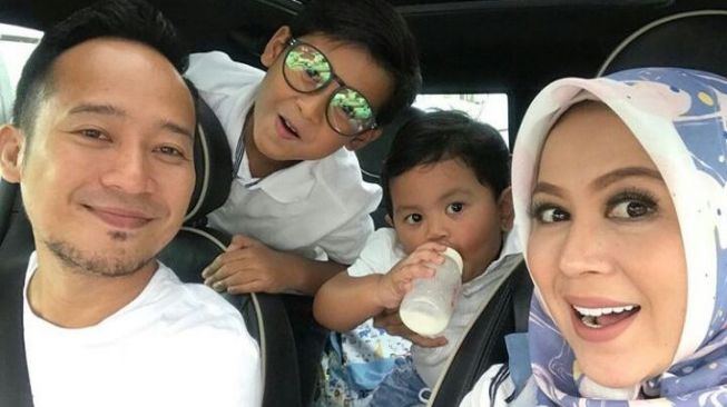 Denny Cagur bersama istri dan dua anaknya. (Instagram)