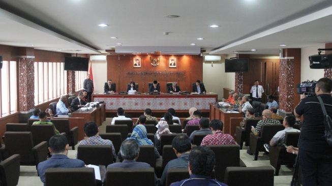 Ketua Majelis Dewan Kehormatan Penyelenggara Pemilu (DKPP), Hardjono, bersama anggota Majelis DKPP memimpin sidang pelanggaran kode etik penyelenggara pemilu dengan teradu Ketua KPU Arief Budiman dan jajaran KPU Provinsi Papua di Gedung DKPP, Jakarta, Senin (22/1/2018). [Suara.com/Oke Atmaja]