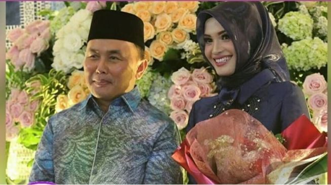 Mantan Suami Ussy Sulistiawaty Segera Nikahi Gadis Cantik