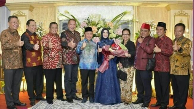 Sugianto Sabran dan Yulistra Ivo Azhari di acara lamaran. (Instagram)