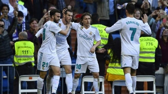 Winger Real Madrid, Gareth Bale (kedua dari kiri), merayakan gol bersama Borja Mayoral (kiri), Luka Modric (kedua dari kanan), dan Cristiano Ronaldo dalam pertandingan melawan Deportivo La Coruna di Santiago Bernabeu, Minggu (21/1/2018). [AFP/Oscar del Pozo]