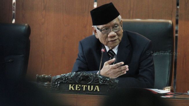 Ketua Majelis Dewan Kehormatan Penyelenggara Pemilu (DKPP), Hardjono, bersama anggota Majelis DKPP memimpin sidang pelanggaran kode etik penyelenggara pemilu dengan teradu Ketua KPU Arief Budiman dan jajaran KPU Provinsi Papua di Gedung DKPP, Jakarta, Senin (22/1/2018). [Suara.com/Oke Atmaja]