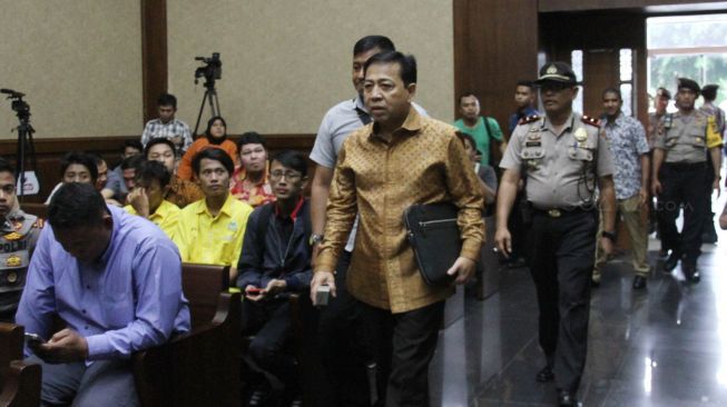 Setya Novanto Kini Cukur Rambut di Tukang Pinggir Jalan