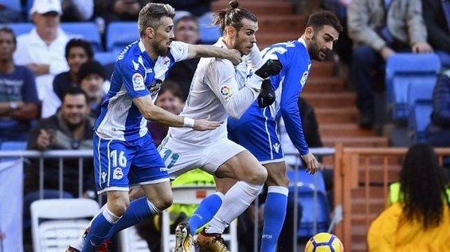 Dua pemain Deportivo La Coruna mencoba menghentikan laju winger Real Madrid Gareth Bale [AFP]