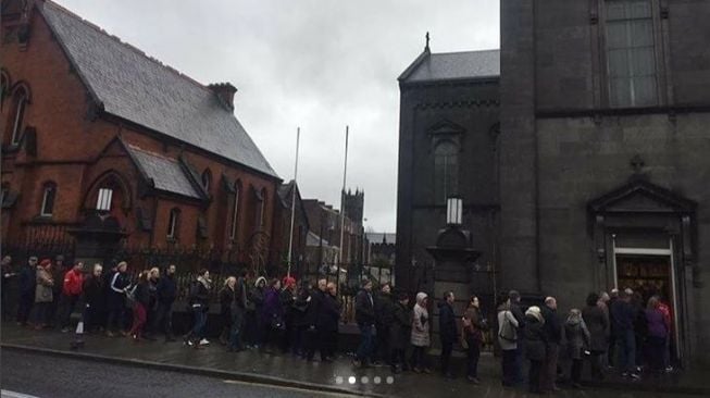 Ratusan orang mengantre untuk masuk ke dalam gereja di Irlandia, tempat jenazah Dolores O'Riordan disemayamkan. (Instagram)