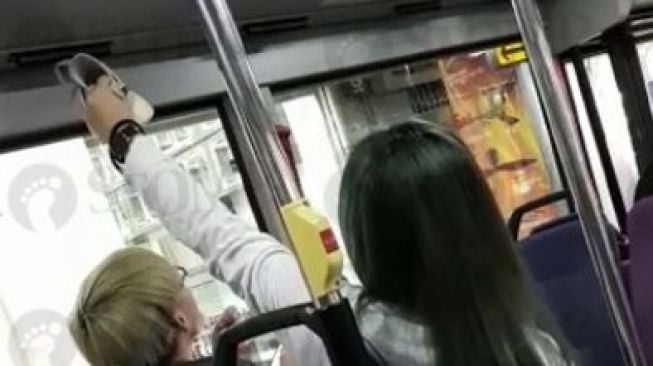 Jorok, Perempuan Ini Keringkan Sepatu Pakai AC Bus