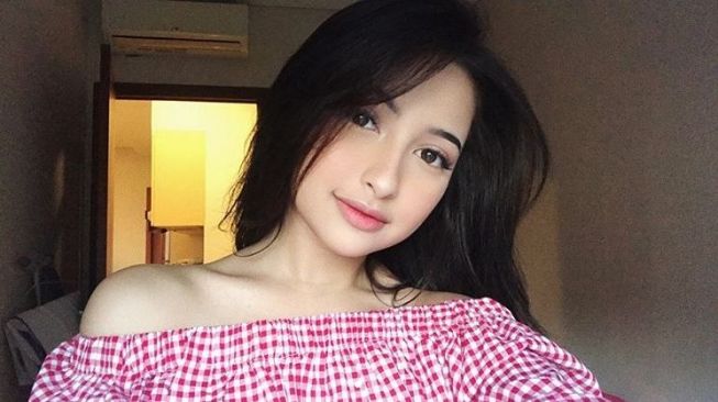 Usai Cium Anak Iis Dahlia, Artis Cantik Ini Pukul Perempuan