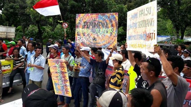 Curhatan Sopir Angkot soal Penutupan Jalan Jatibaru