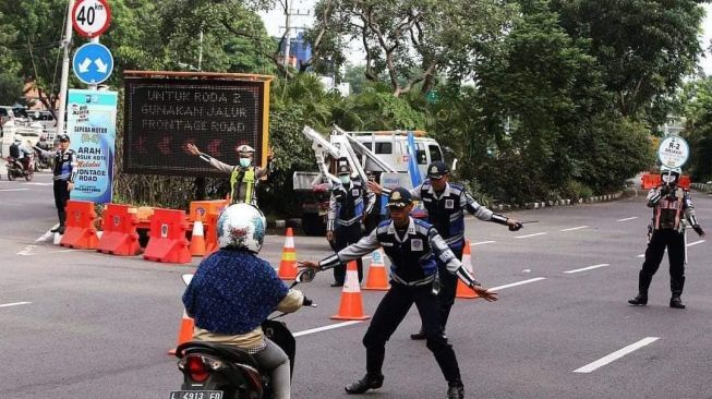 Akan Ditilang, Emak-emak ini Lolos Dengan Kelabui Dua Polisi